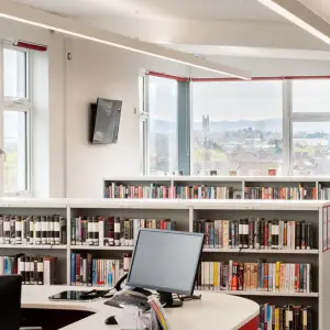 Pate&rsquo;s Grammar School library bookshelves and IT desk